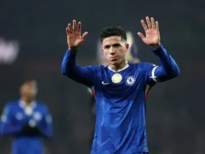 Paul Merson ‘chết lặng’ với Chelsea: Chỉ trích nặng nề chiến thuật của Rosenior, ‘lãng phí’ Enzo Fernandez