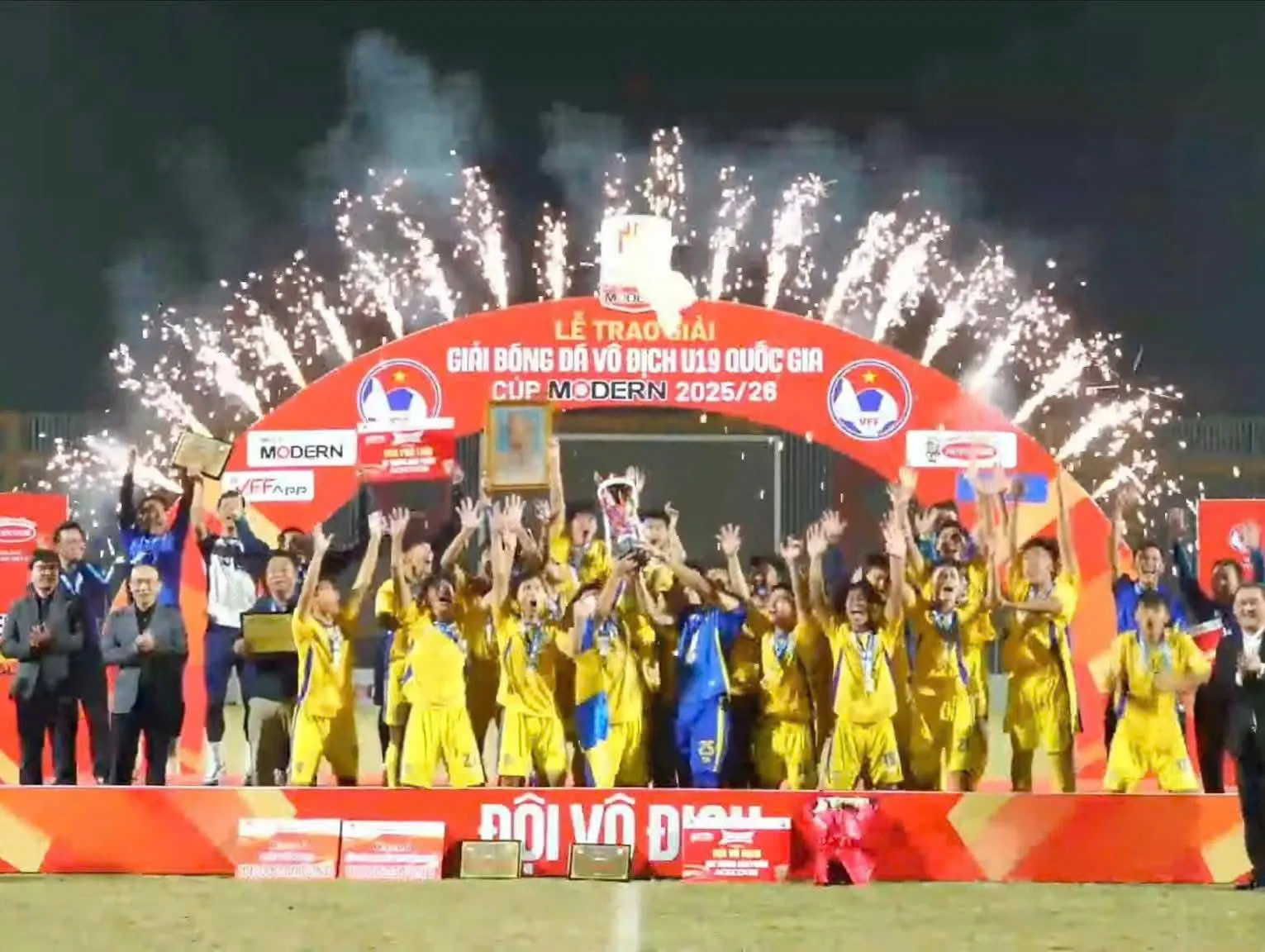 Bảo Ngọc và các đồng đội xứng đáng với danh hiệu vô địch U19 Quốc gia 2025/26