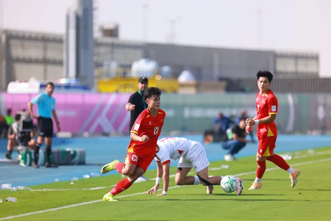 Số lần ra sân của Minh Phúc trong màu áo CLB CAHN chỉ đếm trên đầu ngón tay