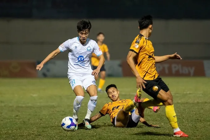 Các cầu thủ Thanh Hoá đã bị đối thủ lấn lướt hoàn toàn trong hiệp 1. Ảnh: Đức Cường