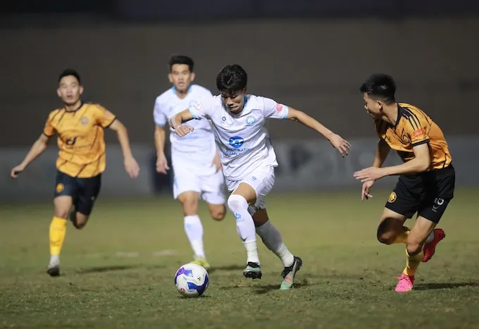 Cả hai đội đã có sự đua tranh rất quyết liệt. Ảnh: Đức Cường 