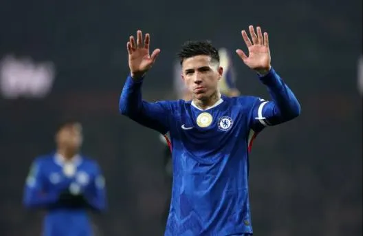 Huyen thoai Arsenal dung Enzo Fernandez de chi trich Liam Rosenior