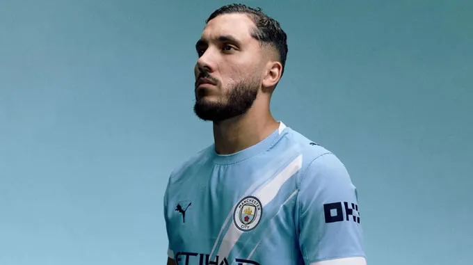 Rayan Cherki không thể ra sân ở trận gặp Newcastle