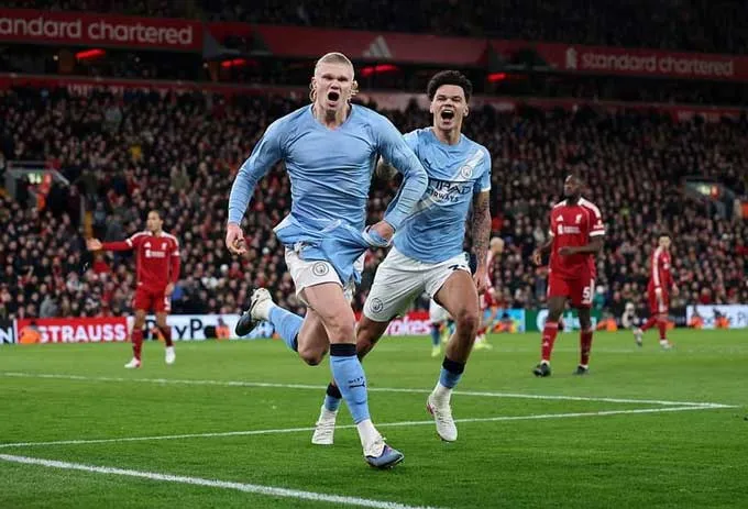 Man City ngược dòng đánh bại Liverpool để tiếp tục cuộc đua vô địch với Arsenal