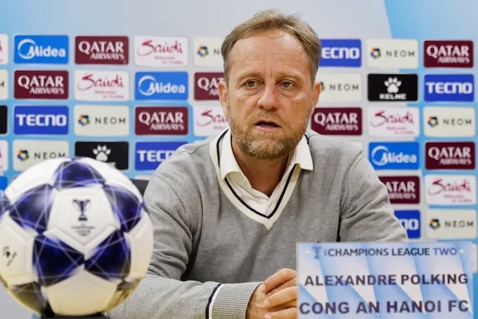 HLV Polking trong phòng họp báo sau trận đấu. Ảnh: Minh Tuấn 